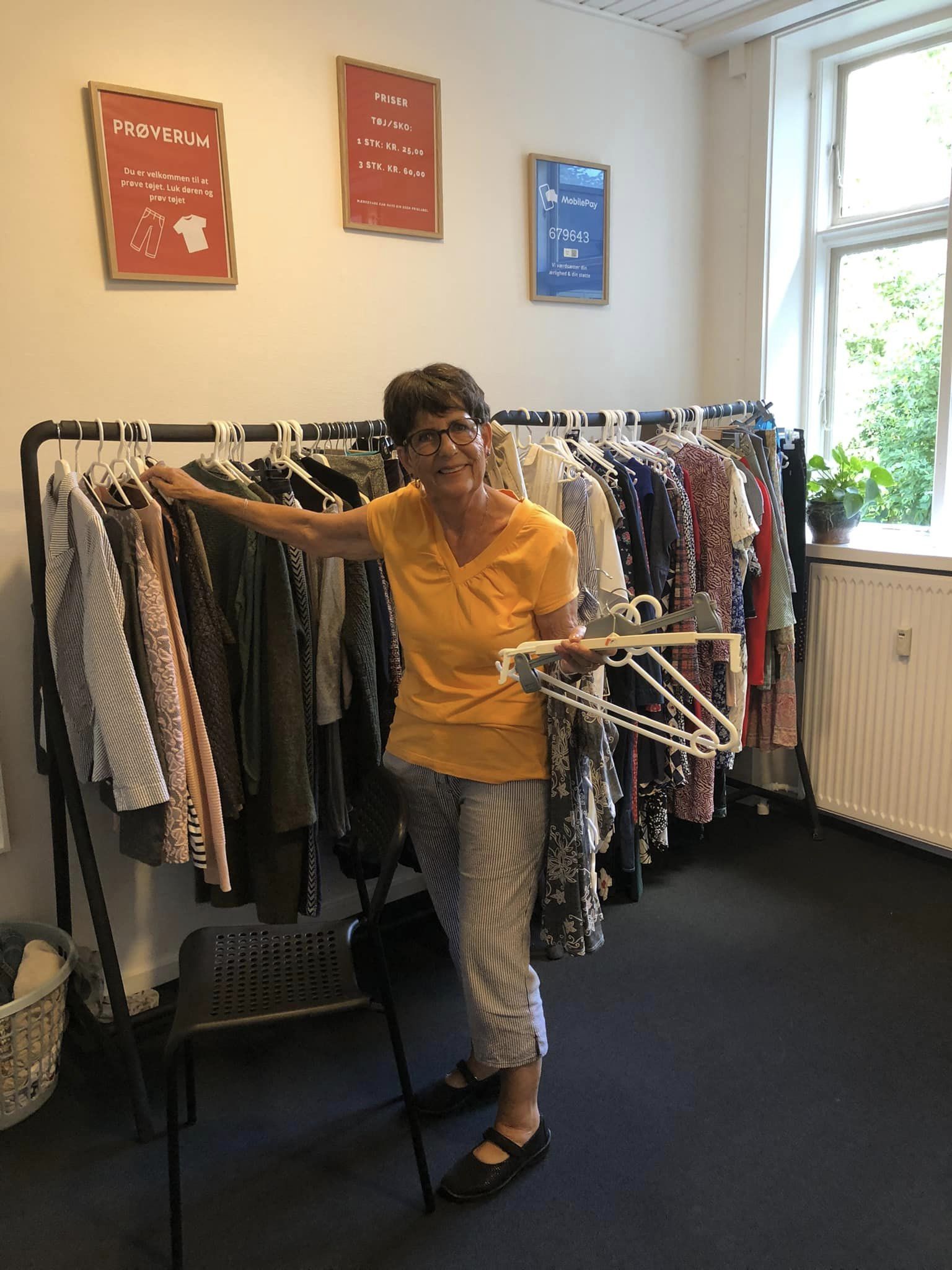 457914902_858494836374913_1283669455525028236_n Billede af en frivillig hos Valby Værsted som står ved tøjstativet