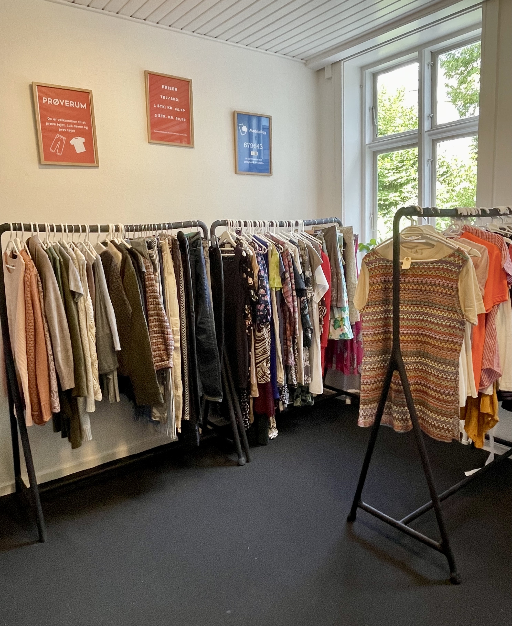 Et billede af tøjet i genbrugsbutikken